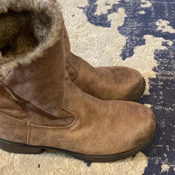 Candies cahoot Brown boots with Faux Fur Foldable Sides. Size 9.5. Rubber soles. - Picture 5 of 11